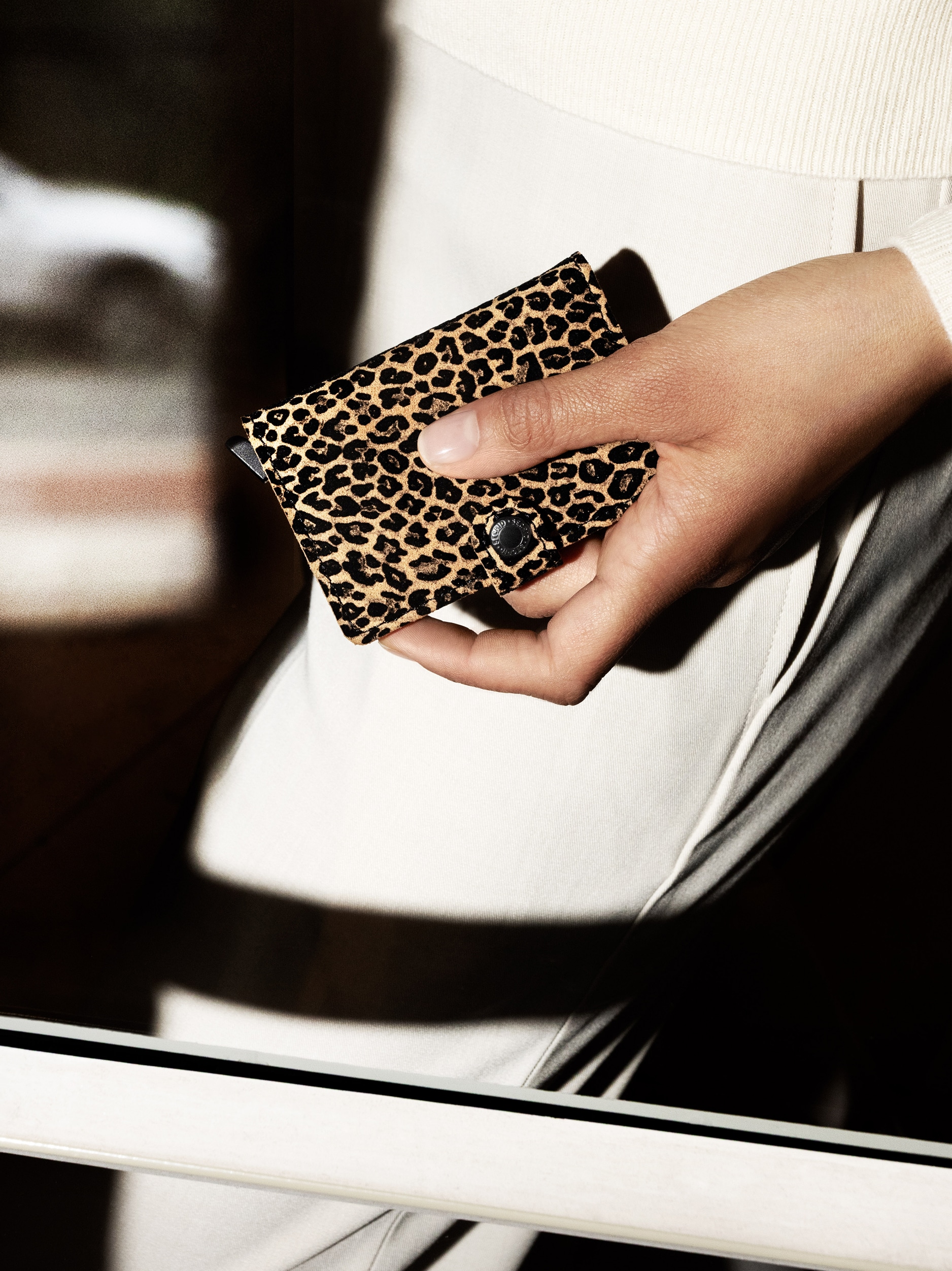 Real life image of the miniwallet-leo-beige wallet