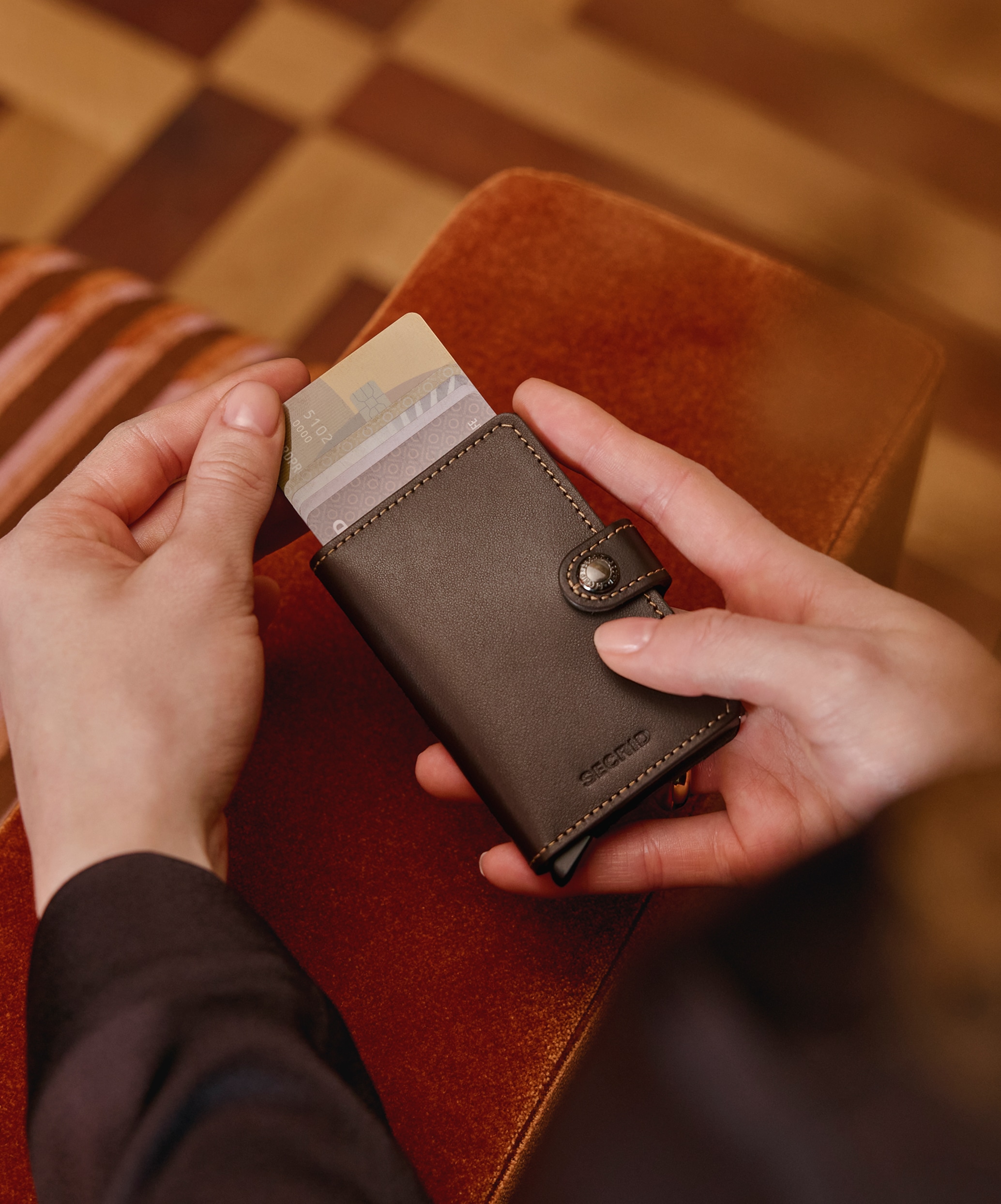 Real life image of the miniwallet-original-black-brown wallet